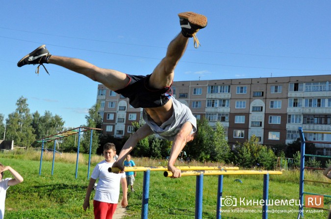 Уличные гимнасты показали в Кинешме чудеса силы и ловкости фото 23