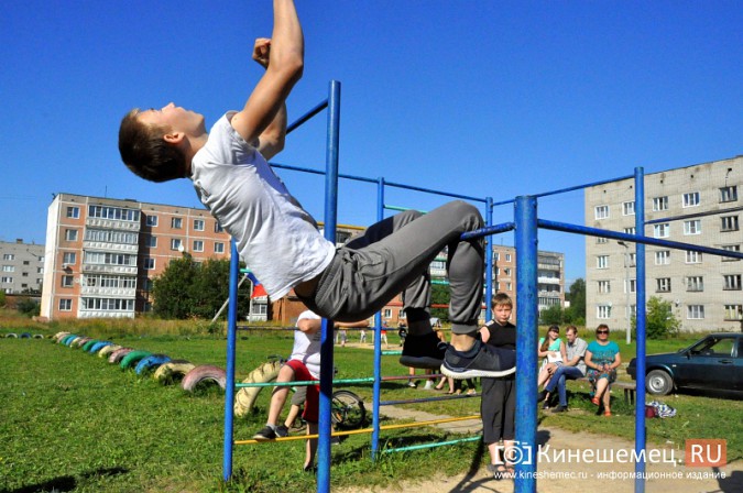 Уличные гимнасты показали в Кинешме чудеса силы и ловкости фото 10
