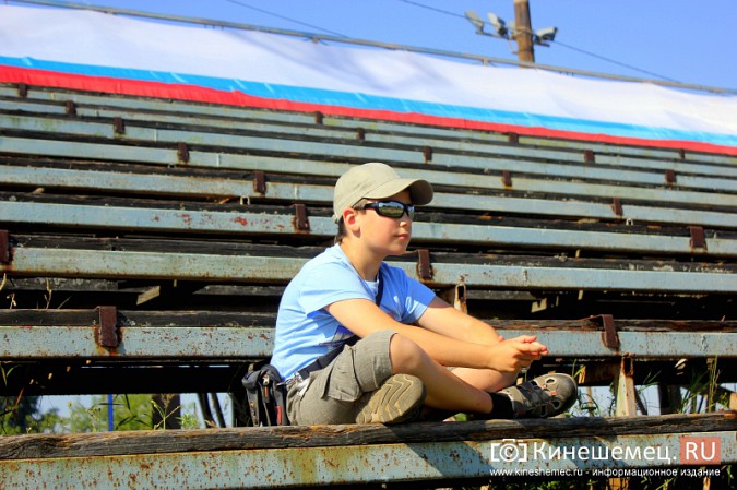 В Кинешме огромным флагом России закрыли прогнившую трибуну стадиона фото 9
