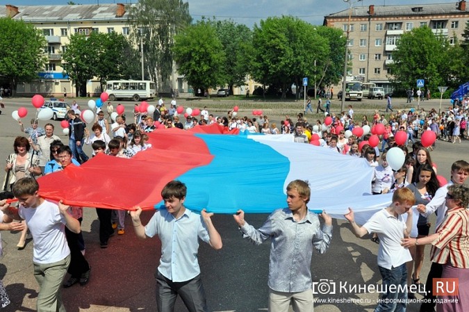 В Кинешме огромным флагом России закрыли прогнившую трибуну стадиона фото 3