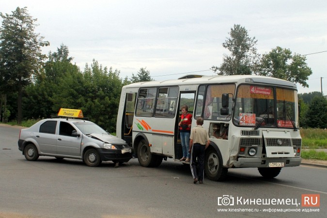 В Кинешме девушка на учебном автомобиле влетела в пассажирский автобус фото 5