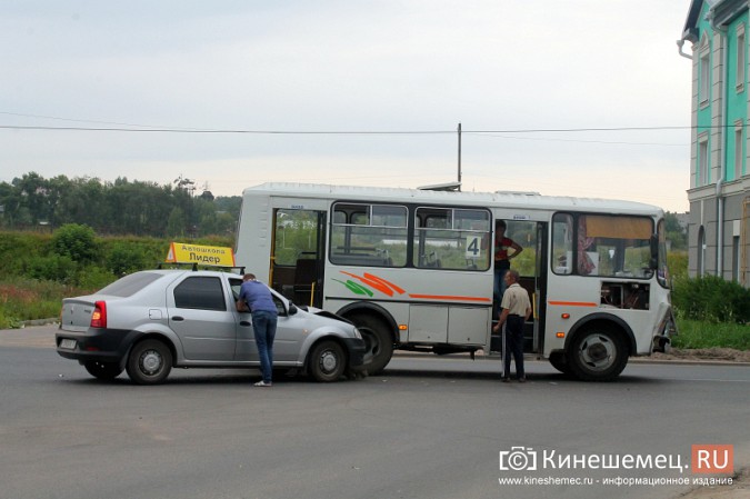 В Кинешме девушка на учебном автомобиле влетела в пассажирский автобус фото 2