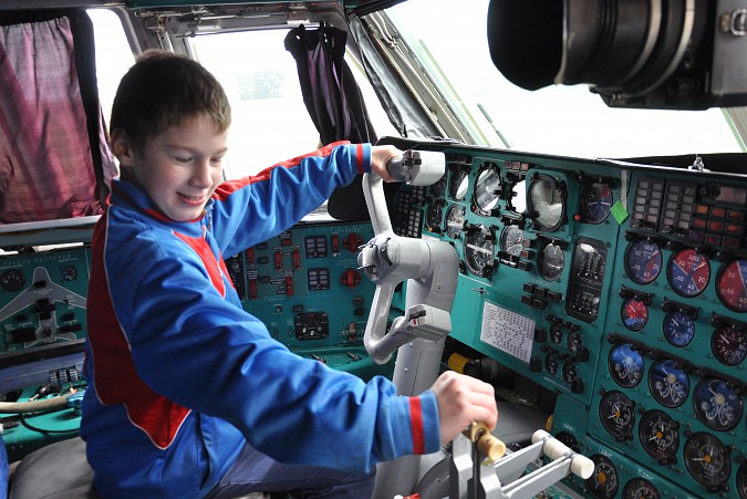 Воспитанники Кинешемского детского дома побывали на ивановском аэродроме фото 2