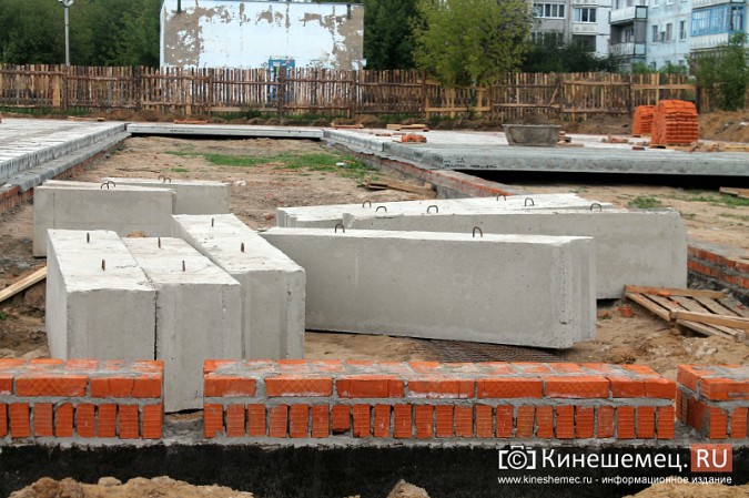 Сроки строительства спортивной и игровой площадки на улице Менделеева сдвигаются фото 3