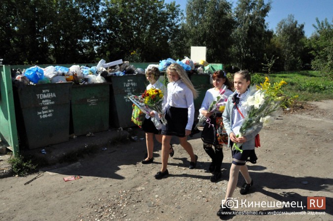 В День знаний улица одного из микрорайонов Кинешмы завалена отходами фото 3