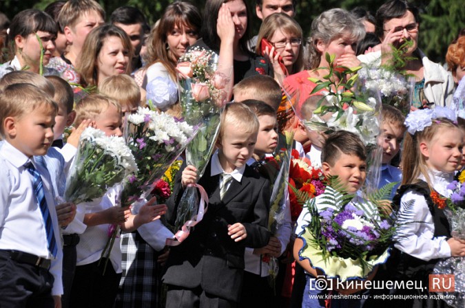 Ломоносов и Петр I поздравили учеников кинешемской школы №1 с Днем знаний фото 5