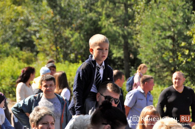 Ломоносов и Петр I поздравили учеников кинешемской школы №1 с Днем знаний фото 3