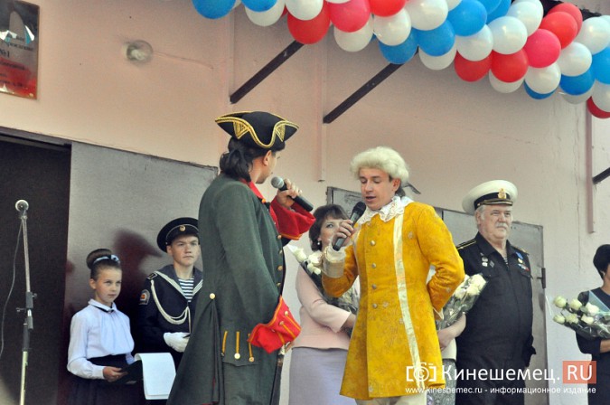 Ломоносов и Петр I поздравили учеников кинешемской школы №1 с Днем знаний фото 12