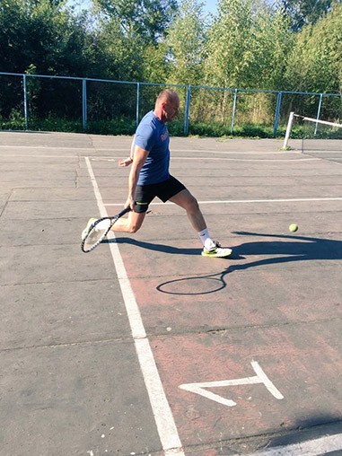 Михаил Батин играет в теннис с любовью фото 2