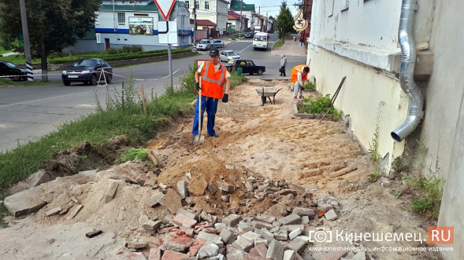 Подрядчик приступил к ремонту тротуара на улице Ленина фото 6