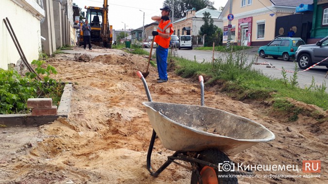 Подрядчик приступил к ремонту тротуара на улице Ленина фото 3