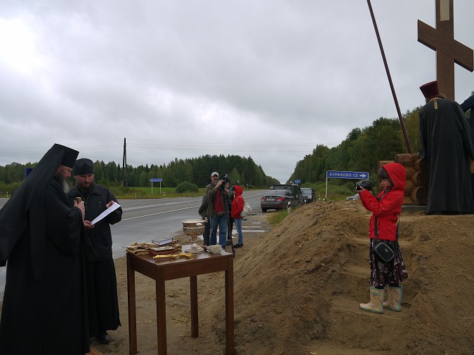 Кинешемский епископ Иларион освятил поклонный крест фото 4