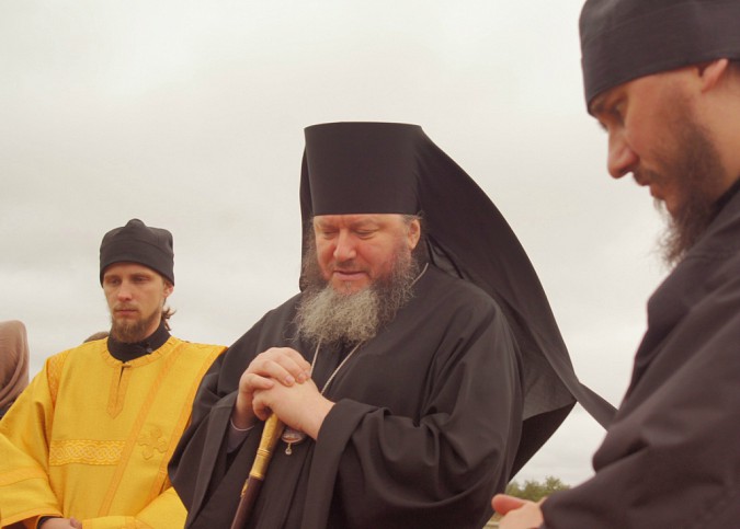 Кинешемский епископ Иларион освятил поклонный крест фото 2
