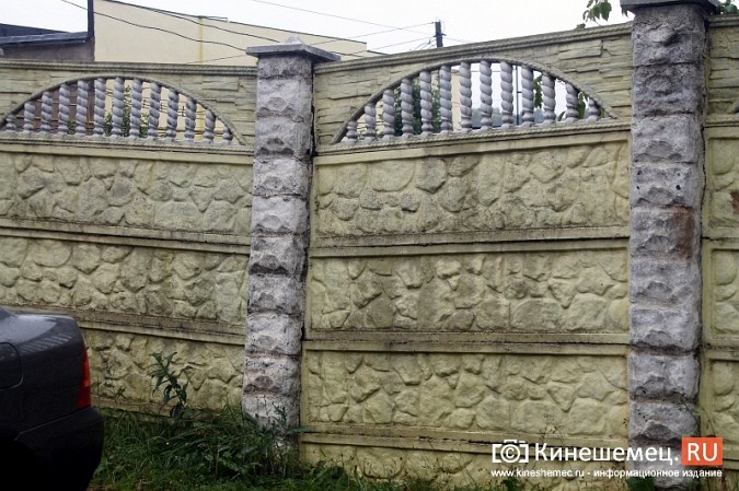 Спустя год покосившийся забор в центре Кинешмы решили отремонтировать фото 3