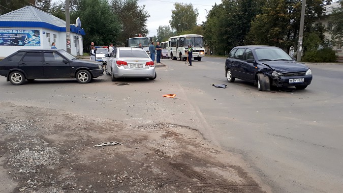 На пересечении улиц Сеченова и 50-летия Комсомола в Кинешме произошло массовое ДТП фото 4