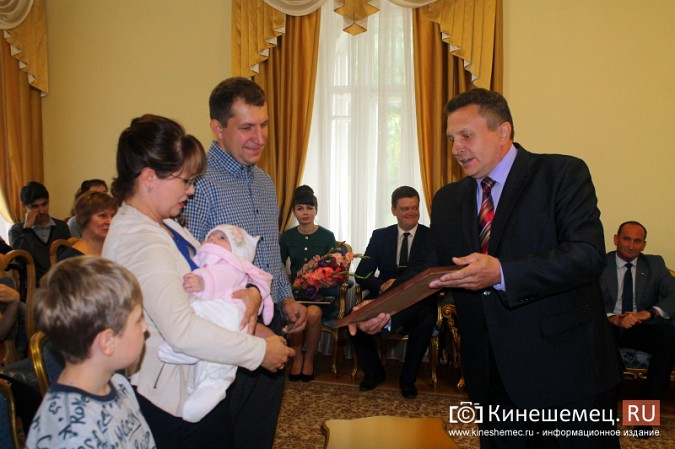 Кинешемской семье вручили юбилейный сертификат на маткапитал фото 3