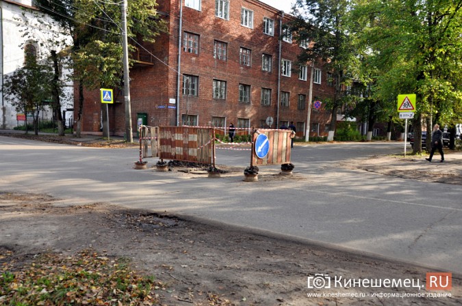 На пересечении улиц Советской и Крупской ремонтируют колодец фото 2