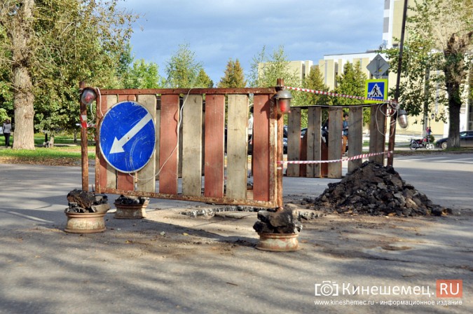 На пересечении улиц Советской и Крупской ремонтируют колодец фото 3