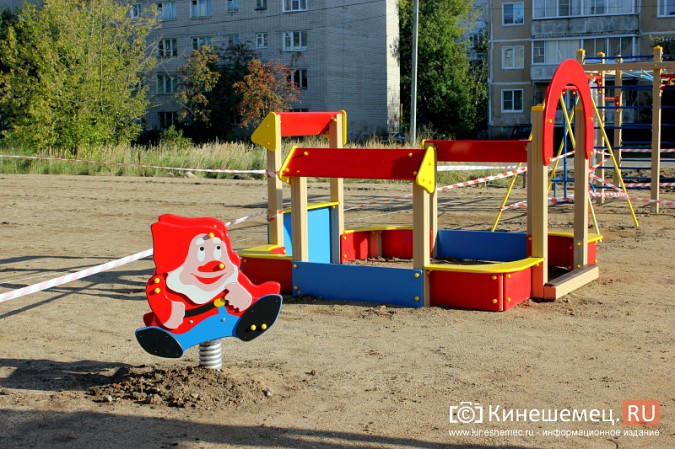 Застройщик поля на улице Менделеева установил новый детский городок фото 7