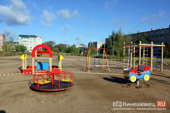 Застройщик поля на улице Менделеева установил новый детский городок фото 5