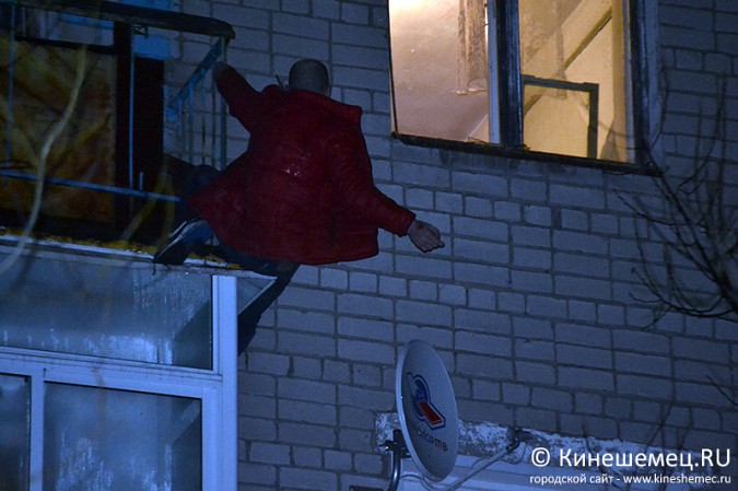 Житель Кинешмы сорвался с балкона пятого этажа фото 11