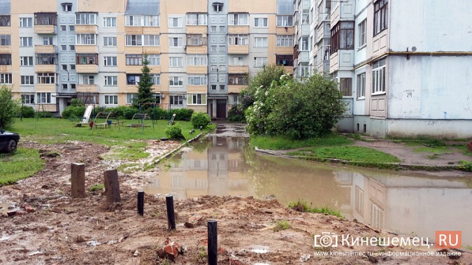 Жители дома на улице Ломоносова в Кинешме утопают в грязи и воде фото 2