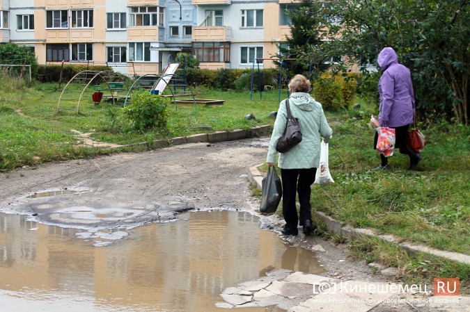 Жители дома на улице Ломоносова в Кинешме утопают в грязи и воде фото 5