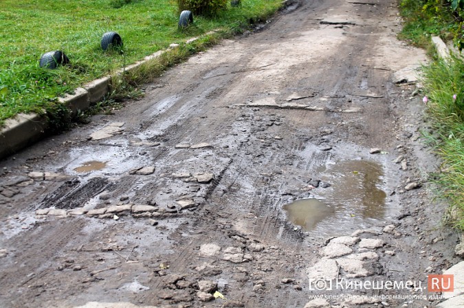 Жители дома на улице Ломоносова в Кинешме утопают в грязи и воде фото 6