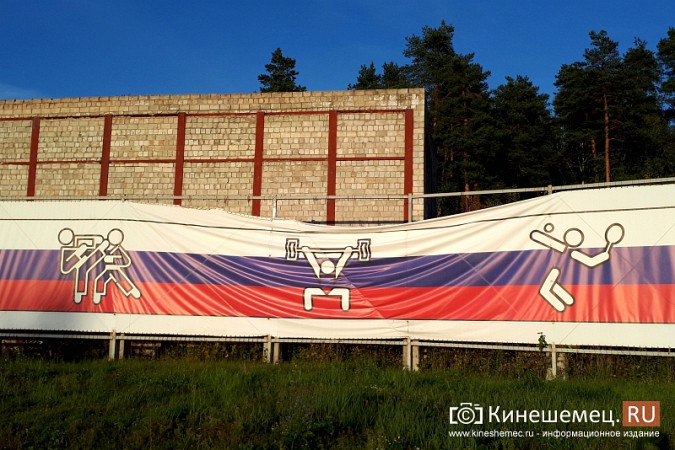 На центральном стадионе Кинешмы ветром разорвало гигантский баннер фото 3