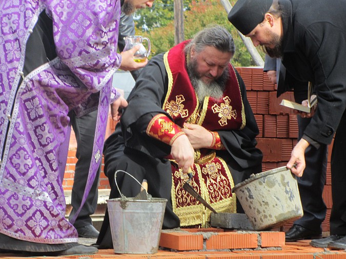 Кинешемский епископ Иларион освятил закладку храма в Родниках фото 2