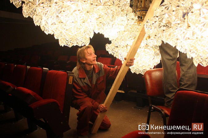 К открытию сезона в Кинешемском театре помыли уникальную люстру фото 9