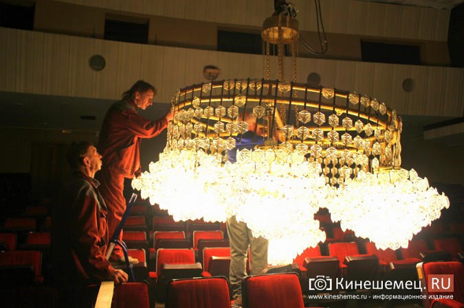 К открытию сезона в Кинешемском театре помыли уникальную люстру фото 7