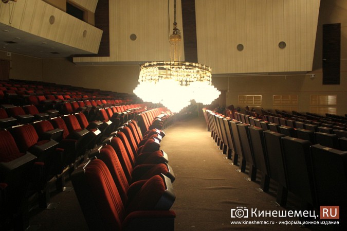 К открытию сезона в Кинешемском театре помыли уникальную люстру фото 3
