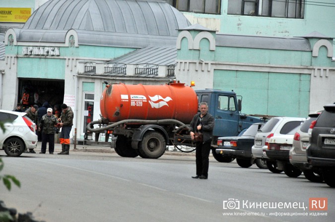 В день «открытия» у Никольского моста в Кинешме работали ассенизаторы фото 2