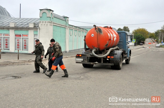 В день «открытия» у Никольского моста в Кинешме работали ассенизаторы фото 3