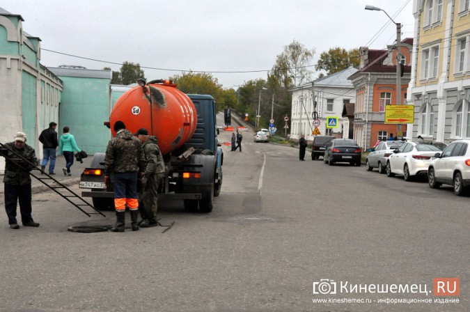В день «открытия» у Никольского моста в Кинешме работали ассенизаторы фото 4