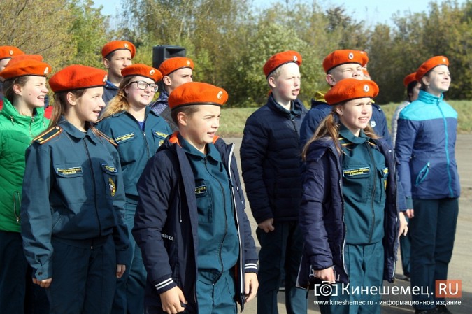 Кинешемские кадеты устроили флешмоб в честь 85-летия гражданской обороны фото 6