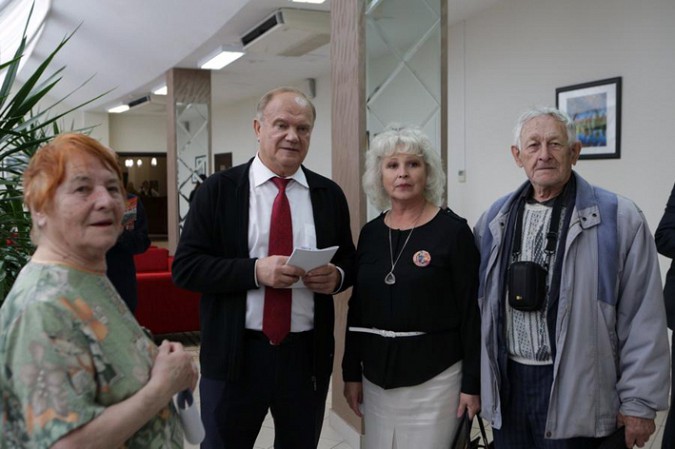 Депутат кинешемской думы подарила книгу Геннадию Зюганову фото 2