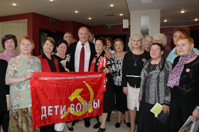 Депутат кинешемской думы подарила книгу Геннадию Зюганову фото 3