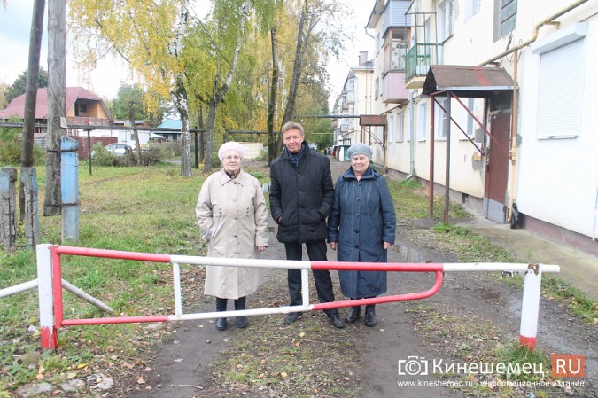 Жителям дома на улице Островского восстановили шлагбаум фото 5