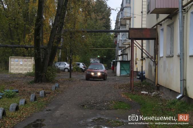 Жителям дома на улице Островского восстановили шлагбаум фото 7