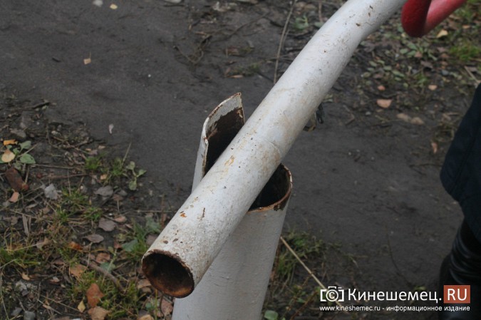 Жителям дома на улице Островского восстановили шлагбаум фото 6