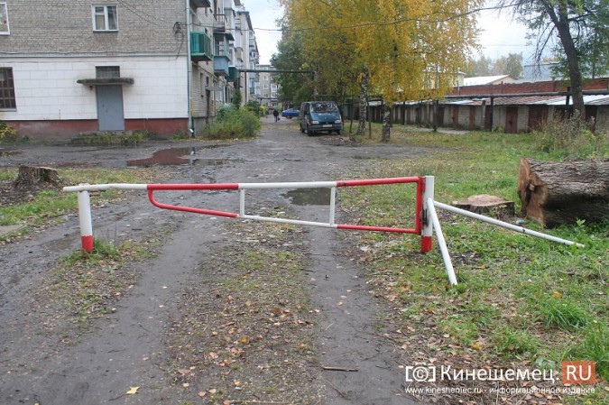 Жителям дома на улице Островского восстановили шлагбаум фото 3