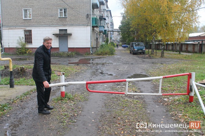 Жителям дома на улице Островского восстановили шлагбаум фото 4