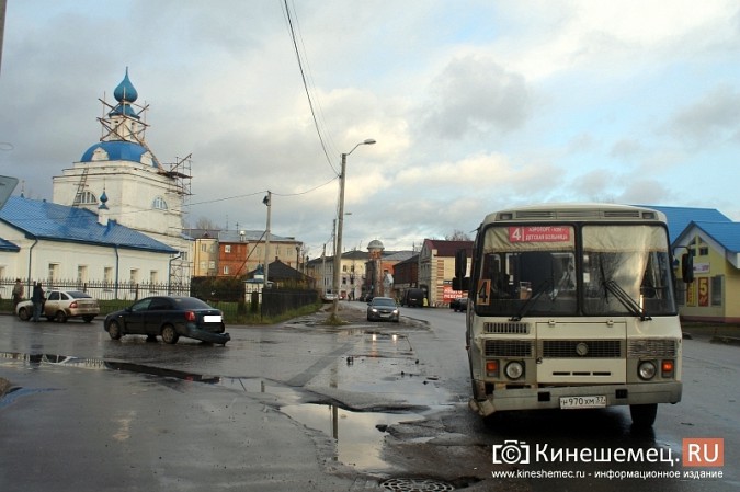 В центре Кинешмы «Шевроле» столкнулся с пассажирским автобусом фото 6