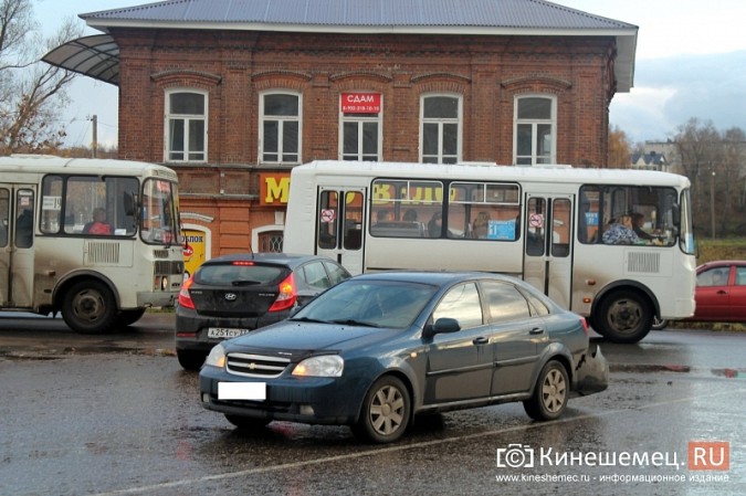 В центре Кинешмы «Шевроле» столкнулся с пассажирским автобусом фото 2