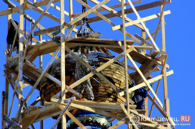 В Кинешме начали восстанавливать снесенный ветром крест на Благовещенском храме фото 3