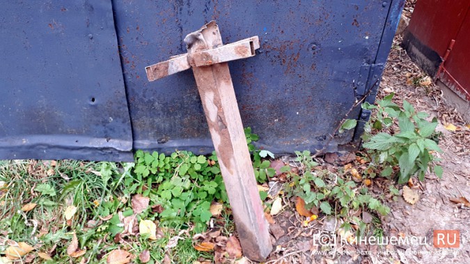 В Кинешме вандалы изуродовали детскую площадку во дворе многоквартирного дома фото 10