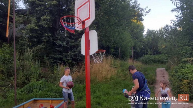 В Кинешме вандалы изуродовали детскую площадку во дворе многоквартирного дома фото 2