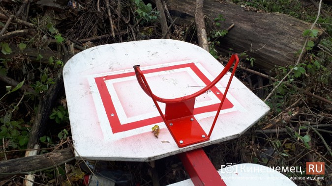 В Кинешме вандалы изуродовали детскую площадку во дворе многоквартирного дома фото 4